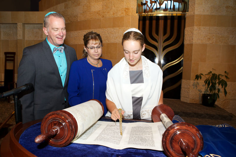 Girl_Reading_with_Her_Parents