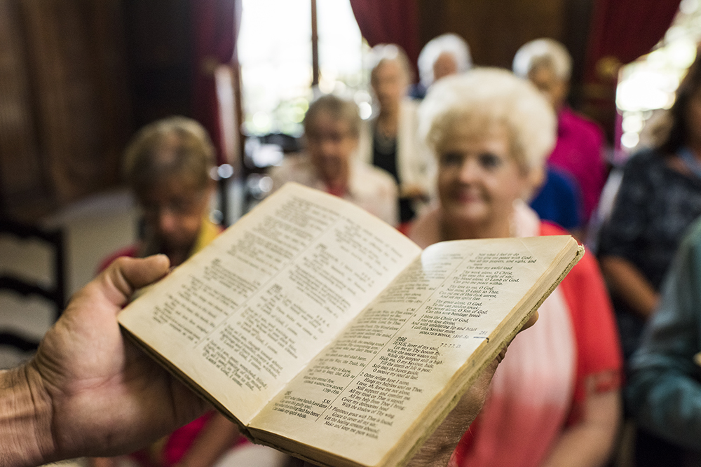 Priest_addressing_the_congregation